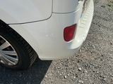 un gros plan de l'arrière d'une voiture sur laquelle est perché un chat