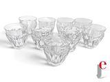 six verres en verre transparent sont disposés en ligne sur une surface blanche