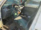 une voiture sale avec un volant et un tableau de bord