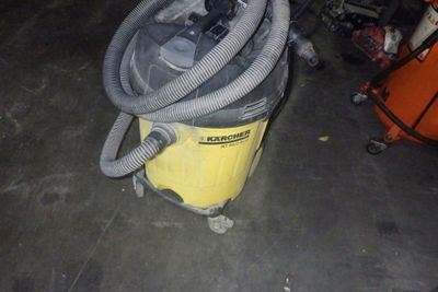 un aspirateur jaune et noir posé par terre