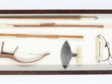 une photo d'une vitrine contenant divers objets