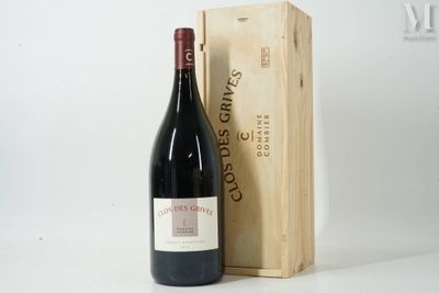 une bouteille de vin posée à côté d'une caisse en bois