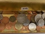 une boîte remplie de pièces de monnaie posée sur une table