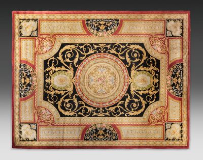 un tapis noir et doré orné d'un motif en médaillon