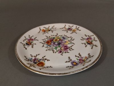 une assiette avec des fleurs posée sur une table