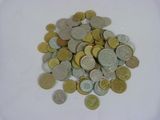 une pile de pièces de monnaie posée sur une surface blanche