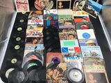 une valise remplie de disques et de CD