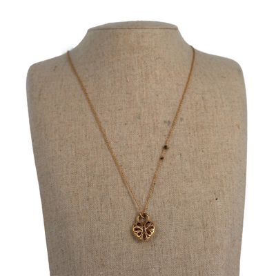 gros plan d'un torse de mannequin portant un collier