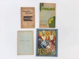 Plusieurs livres sont disposés sur une surface blanche, avec un fond blanc.