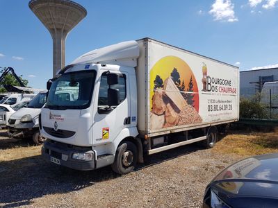 un camion garé à côté d'un château d'eau