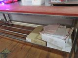 une table sur laquelle sont posés plusieurs cartons