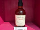 une bouteille de whisky dans une boîte rose avec une étiquette de prix