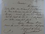 un gros plan d'un morceau de papier sur lequel on a écrit
