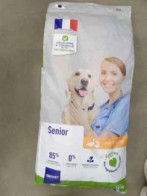 un sac de croquettes pour chien avec une femme et un chien