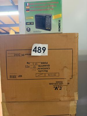 une pile de boîtes empilées les unes sur les autres