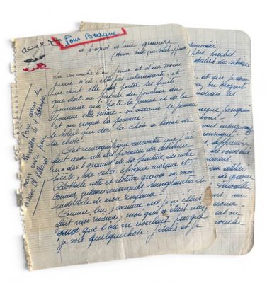 un gros plan d'un morceau de papier sur lequel on a écrit