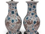 une paire de vases bleus et blancs posés sur un socle en bois