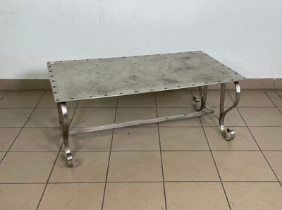 Table-basse en métal riveté reposant sur quatre pieds en enroulement - Photo 1