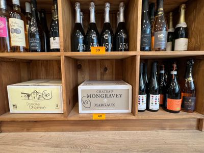 de nombreuses bouteilles de vin sur les étagères du magasin