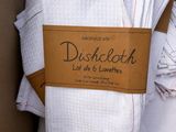 une boîte en carton remplie de serviettes blanches et d'une étiquette marron