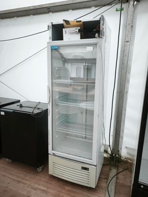un réfrigérateur qui se trouve dans le coin d'une pièce