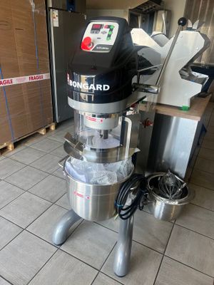 une machine posée sur le sol d'une pièce