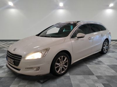 une photo d'une voiture blanche garée dans un garage
