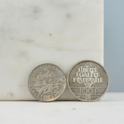 deux pièces posées l'une à côté de l'autre sur une dalle de marbre