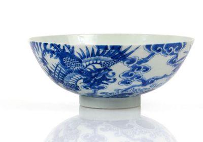 un bol bleu et blanc orné d'un dragon