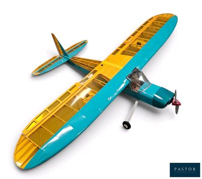 une maquette d'avion bleue et jaune posée sur une surface blanche
