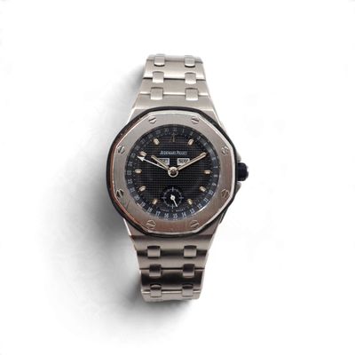 une image d'une montre sur une surface blanche avec un fond blanc