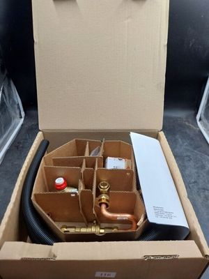une boîte en carton contenant un certain nombre d'objets
