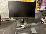 une image d'un écran d'ordinateur et d'un clavier sur un bureau