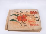 un vieux livre posé sur une table recouverte de papier