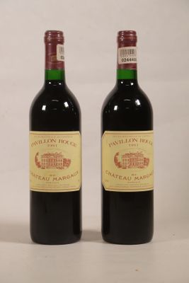 deux bouteilles de vin rouge posées l'une à côté de l'autre sur une table