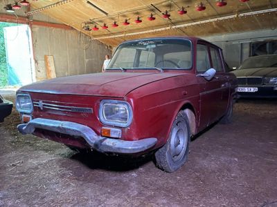 une voiture rouge garée dans un garage