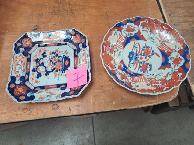 deux assiettes posées sur une table en bois