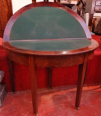 Table de jeu, en acajou, à piètement gainé.