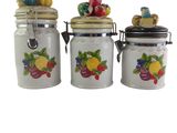 trois boîtes en céramique blanche ornées de motifs de fruits