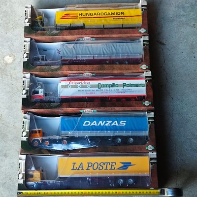 de nombreux wagons qui sont entreposés sur une plate-forme