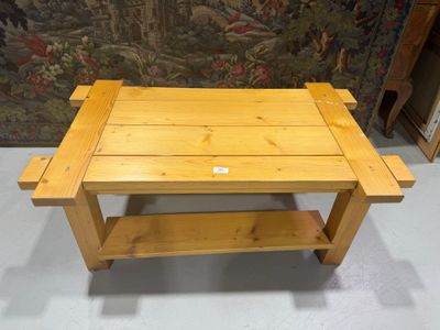 une table en bois surmontée d'une étagère