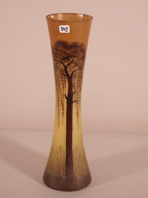 un vase en verre orné d'un arbre, posé sur une table