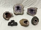 Plusieurs types de roches et de pierres sont exposés sur une table.