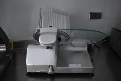une machine posée sur une table dans une pièce