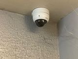 une caméra blanche fixée au mur d'une pièce