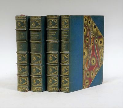 trois livres sont empilés sur une surface blanche