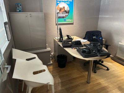 un bureau avec une chaise et un ordinateur portable dessus