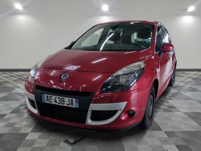 la photo d'une voiture rouge garée dans un garage