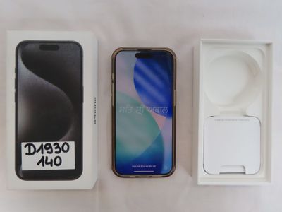 Trois iPhones sont posés dans une boîte sur une surface blanche.