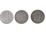 trois pièces d'argent sur fond blanc, avec un fond blanc